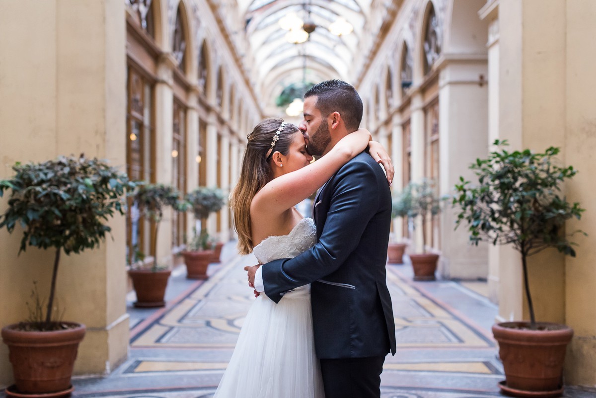 photos de mariage naturelles à la galerie vivienne paris