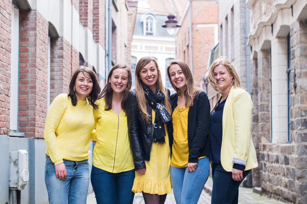 Photographe EVJF Lille haut en couleurs des photos naturelles en jaune pour la mariée