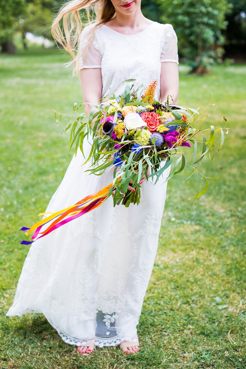 Photographe mariage Marcq en Baroeul joli bouquet de mariée aux mille couleurs avec rubans