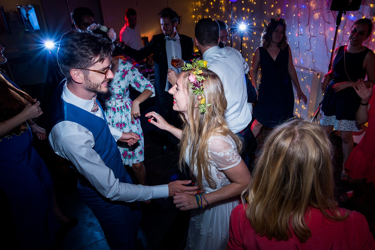 Photographe mariage Marcq en Baroeul Reportage joyeux et coloré à la Howarderie