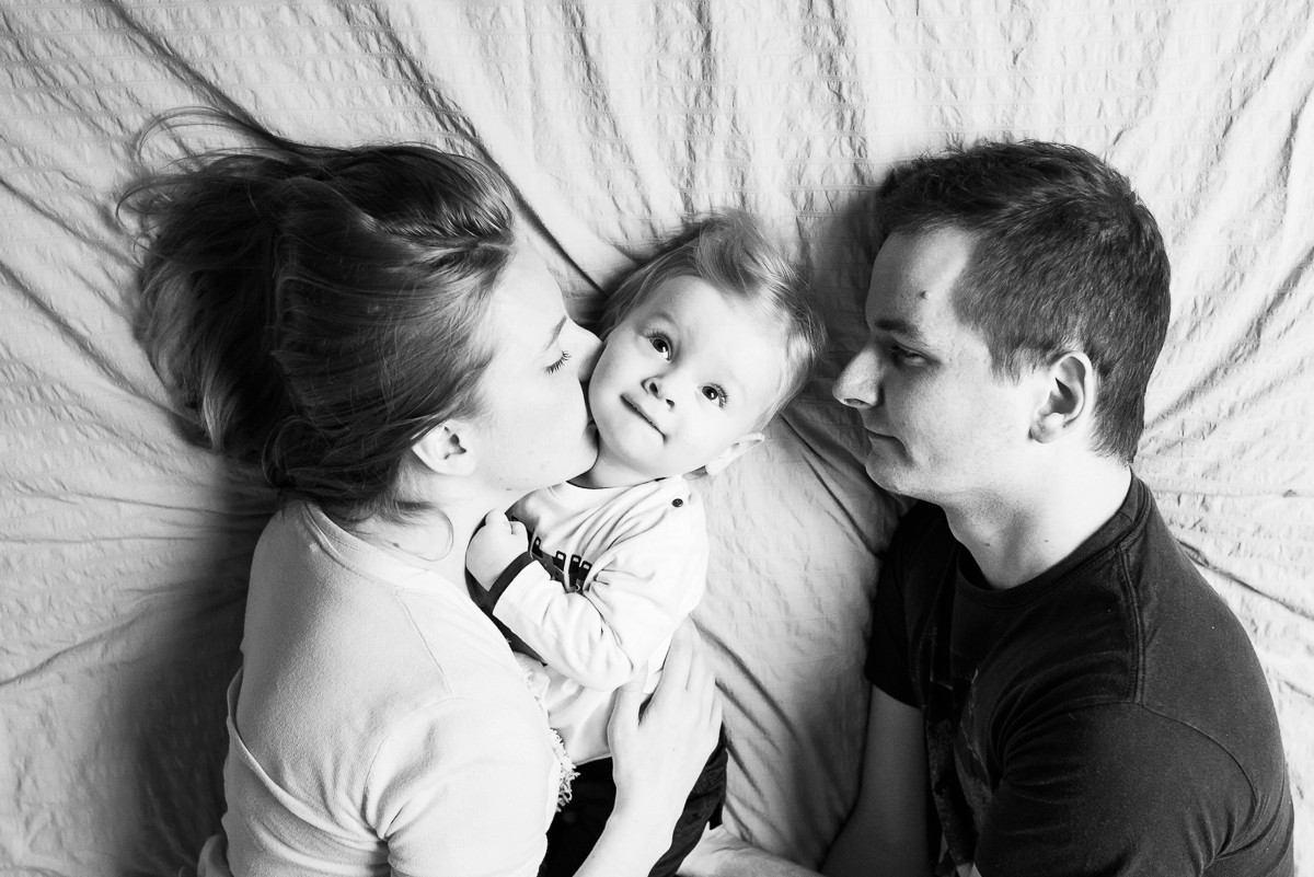 Photographe bébé Lille câlins avec maman