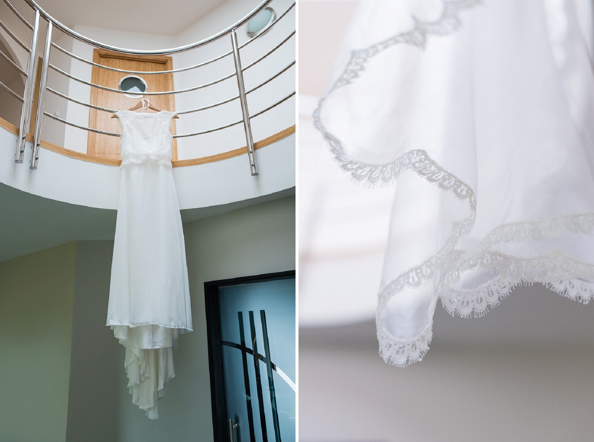 photographe mariage lille photo de la robe de mariée accrochée dans la maison