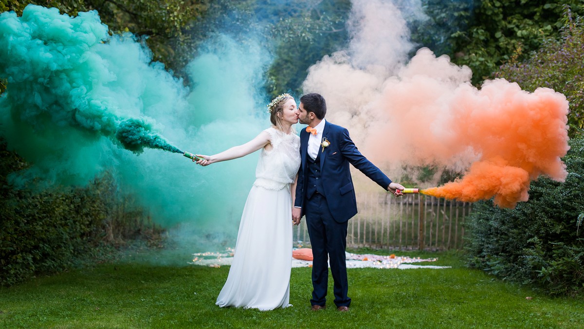 Reportage mariage Château de Morbecque photos de couple naturelles avec fumigènes colorés photoographe nord
