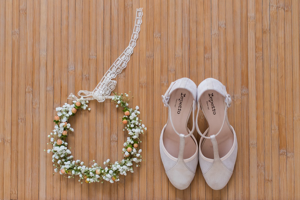 photographe mariage lille photo des accessoires de la mariée chaussures et couronne de fleurs