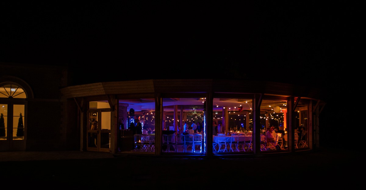 salle du chateau de morbecque de nuit photographe de mariage avec de belles photos de soirée à lille