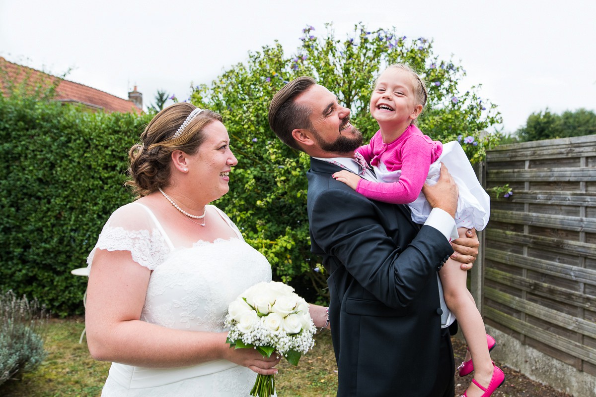 jeunes mariés et leur adorable fille photo pleine de joie et de couleurs