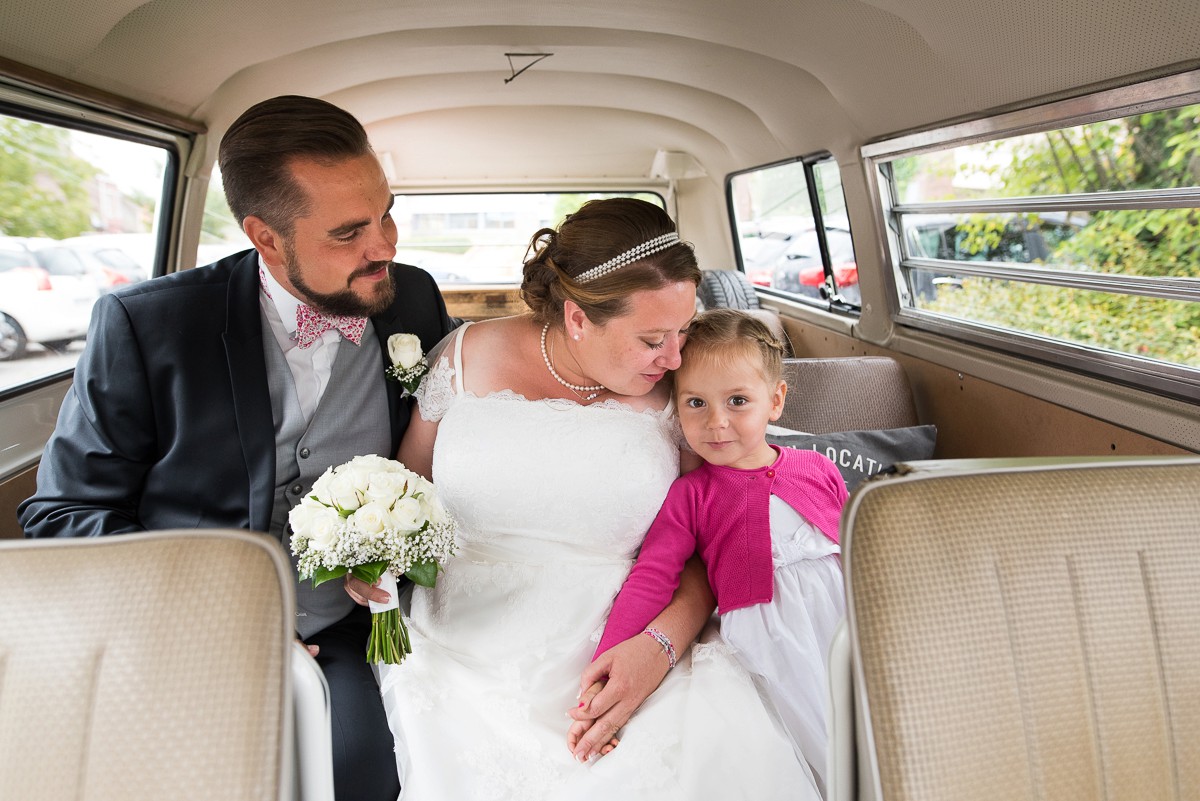 photos de famille dans un combi VW pour un mariage vintage dans le nord pas de calais