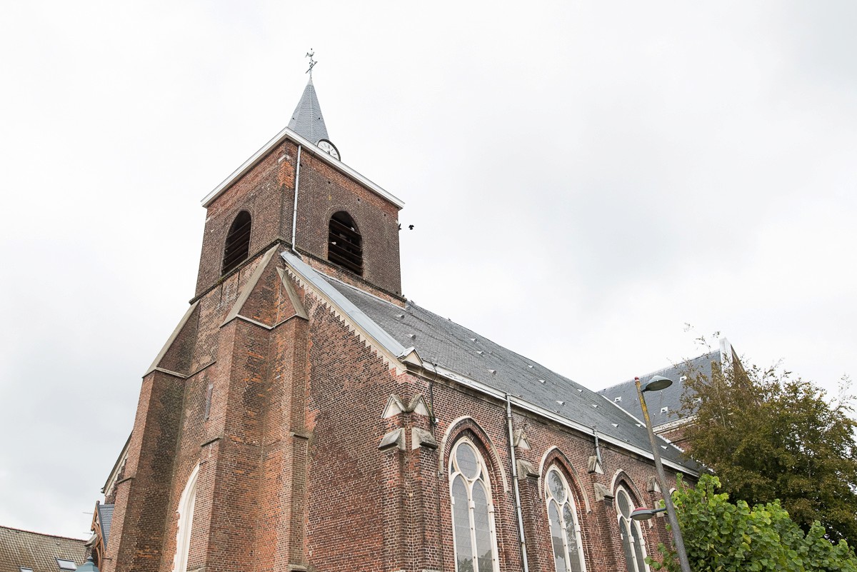 église de neuville en ferrain en face de la mairie