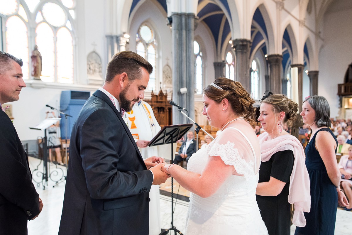 échange des alliances à l'église photographe mariage nord