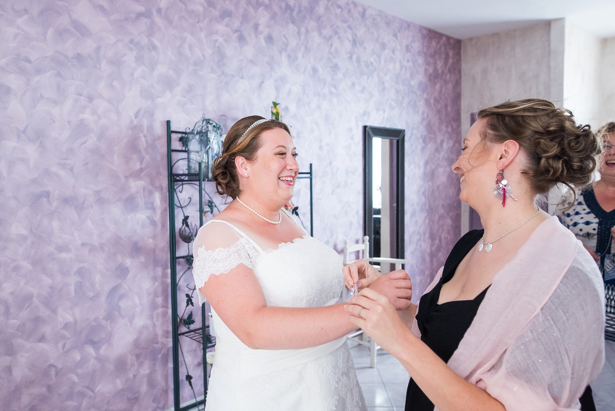 la mariée qui rit avec sa témoin demoiselle d'honneur mariage récup' dans le nord esprit vintage