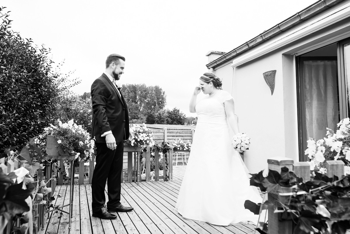 découverte des mariés, first look moment émouvant du mariage avant la célébration à l'église de neuvile en ferrain