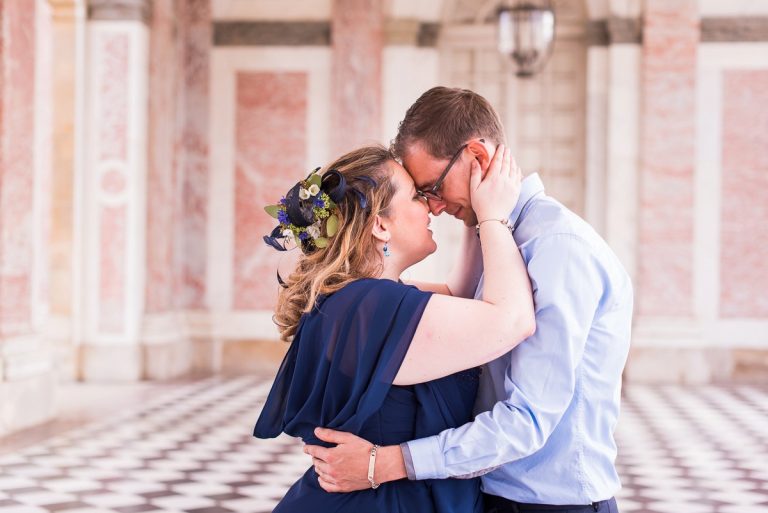 seance-photo-couple-versailles-jardins-marie-antoinette-photographe-mariage-lille-paris-bruxelles (19)