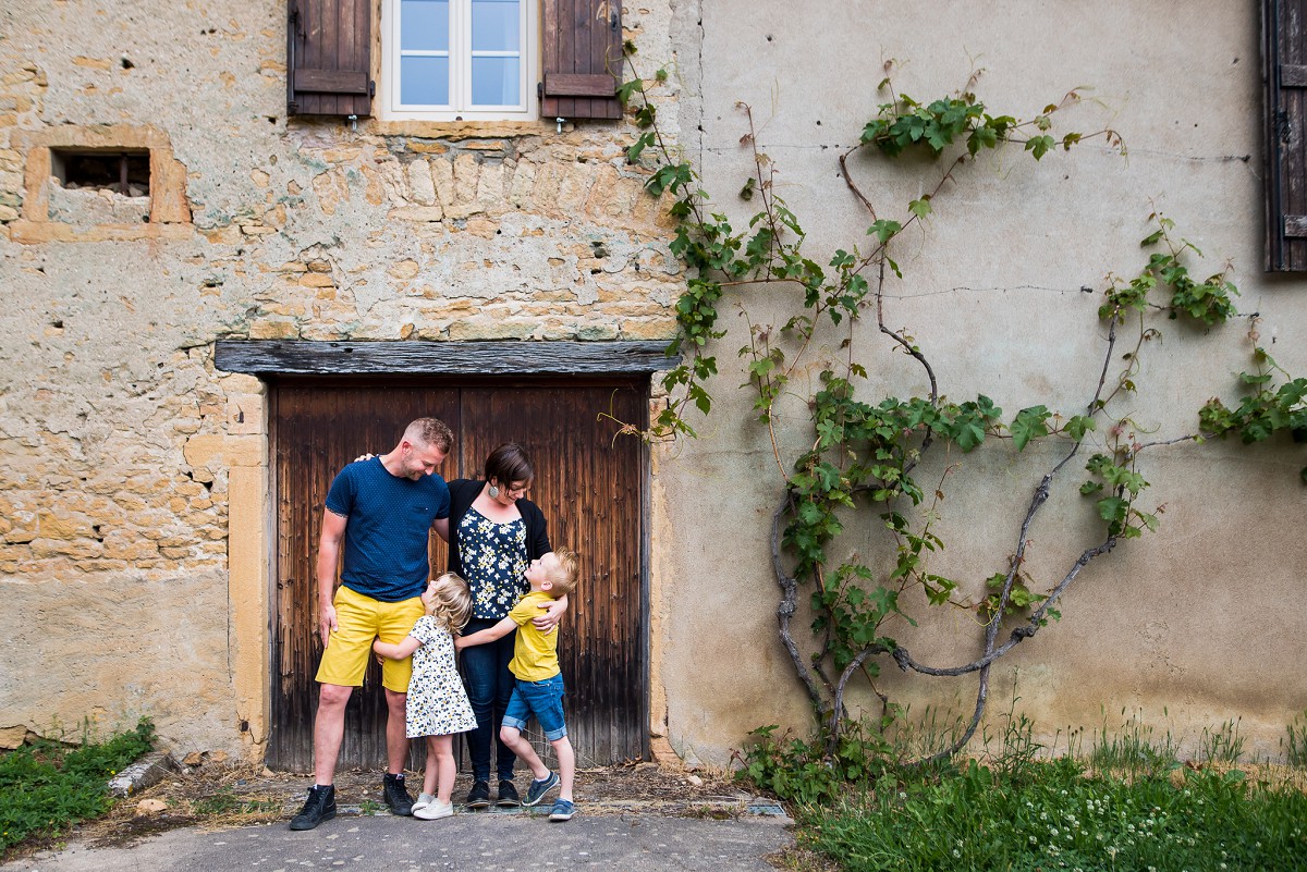 séance photo famille à la campagne dans un village