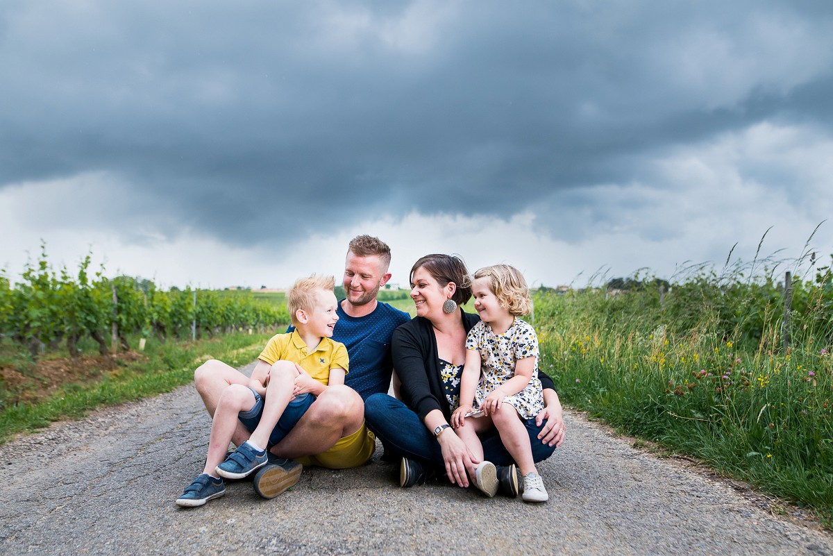 séance photo famille à la campagne sous l'orage photographe nord