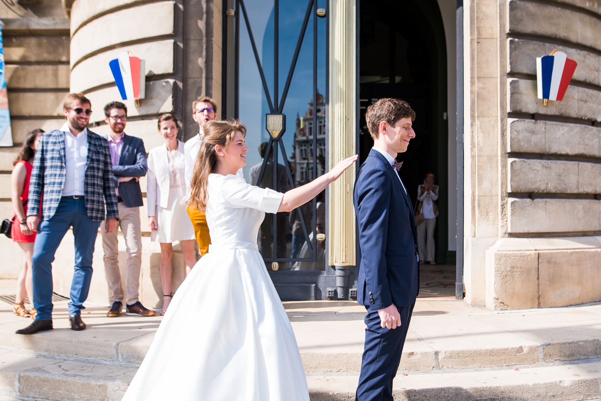 découverte des mariés devant la mairie de béthune photographe mariage pas de calais