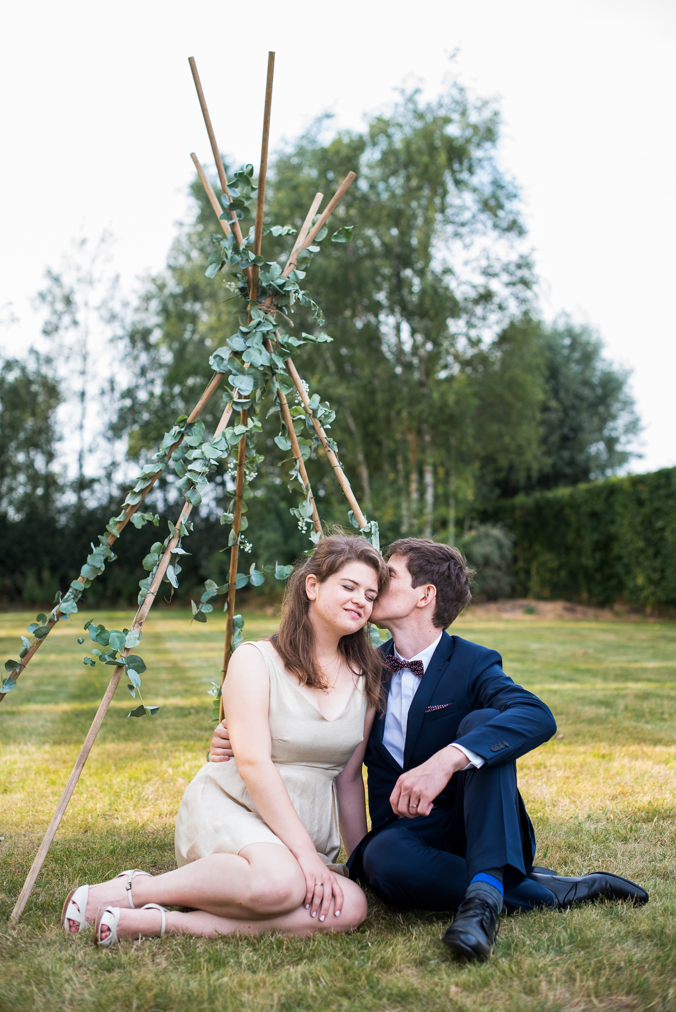 de belles photos de couple en extérieur mariage au clos du bac