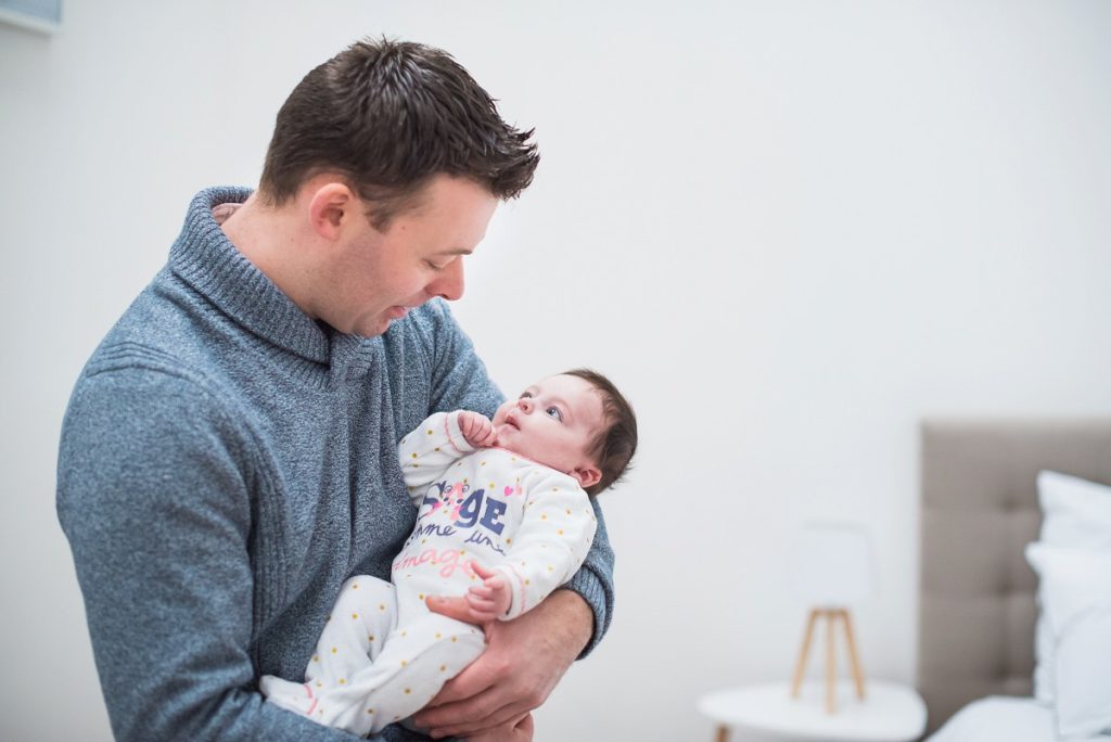 séance photo de nouveau-né en famille à Tourcoing