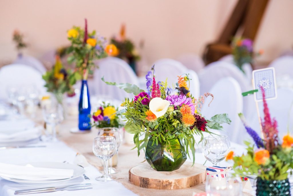 mariage à La Howarderie décoration de salle sur le thème champêtre hippie fleuri multicolore