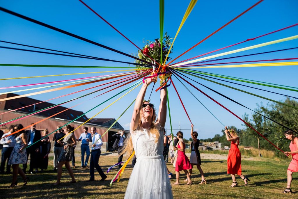 lancer de bouquet original avec les rubans photographe mariage lille