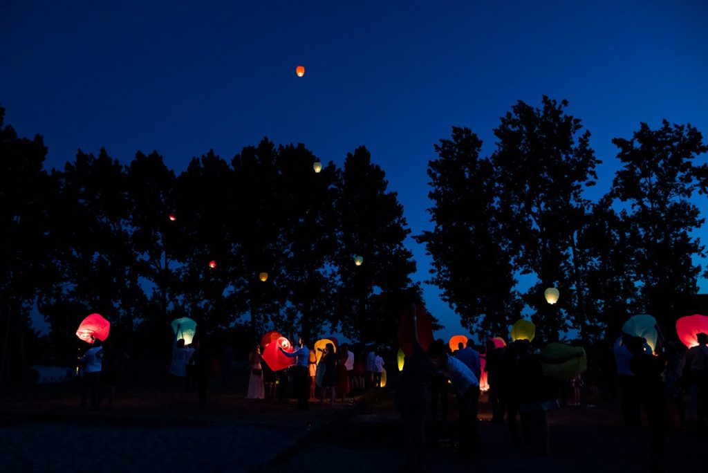 lâcher de lanternes multicolores mariage à La Howarderie