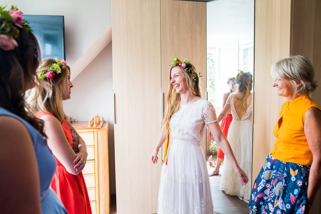 habillage de la mariée moment de partage et de joie avec les copines