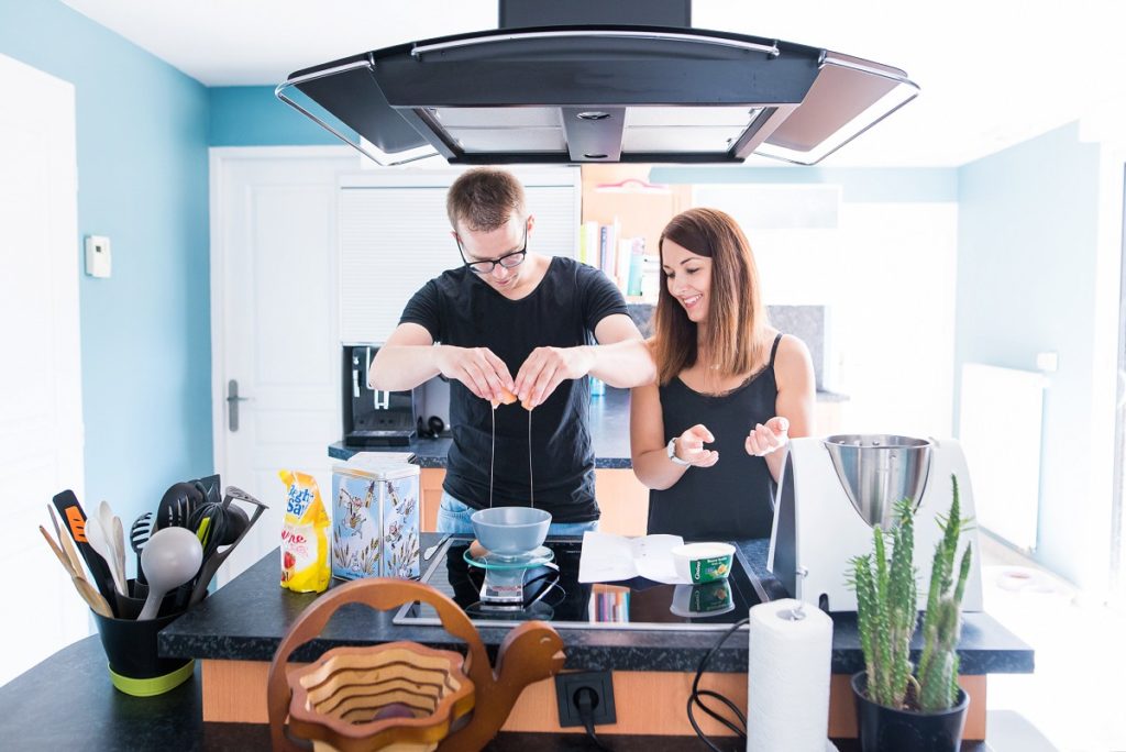 séance photo couple cocooning à la maison pour faire un gâteau