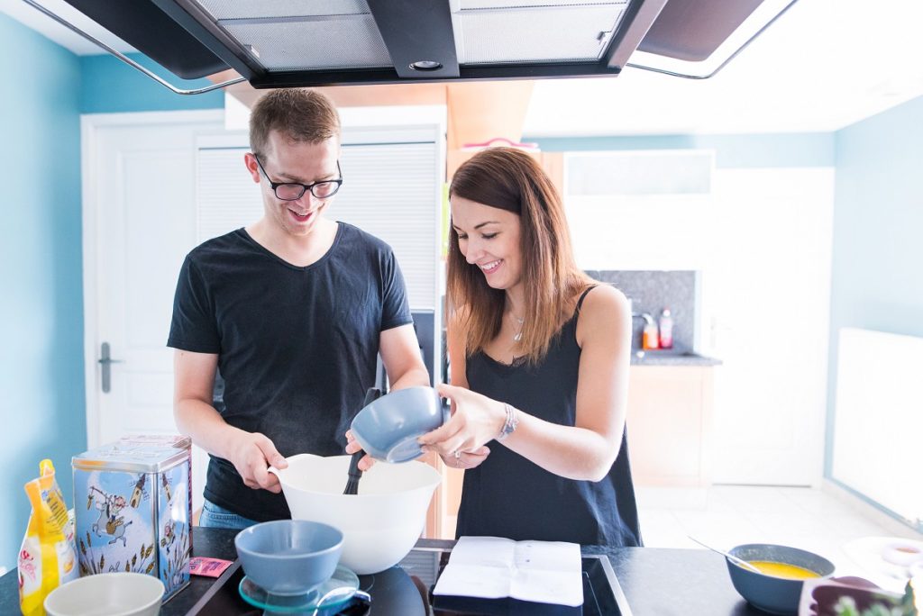 faire un gâteau en amoureux séance photo couple cocooning