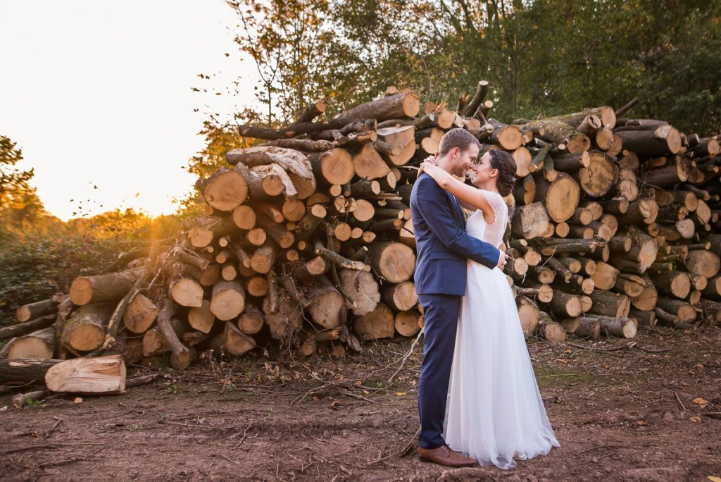 séance photo after day mariage devant un tas de bois photographe lille