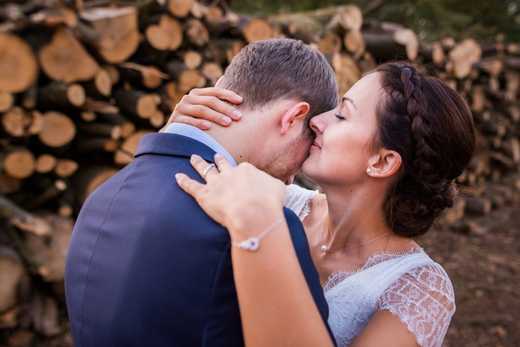 Séance photo après mariage en forêt des photos romantiques et joyeuses