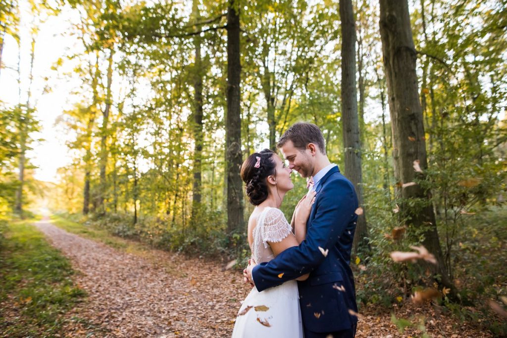 Séance photo après mariage en forêt sous les feuilles de l'automne photographe nord