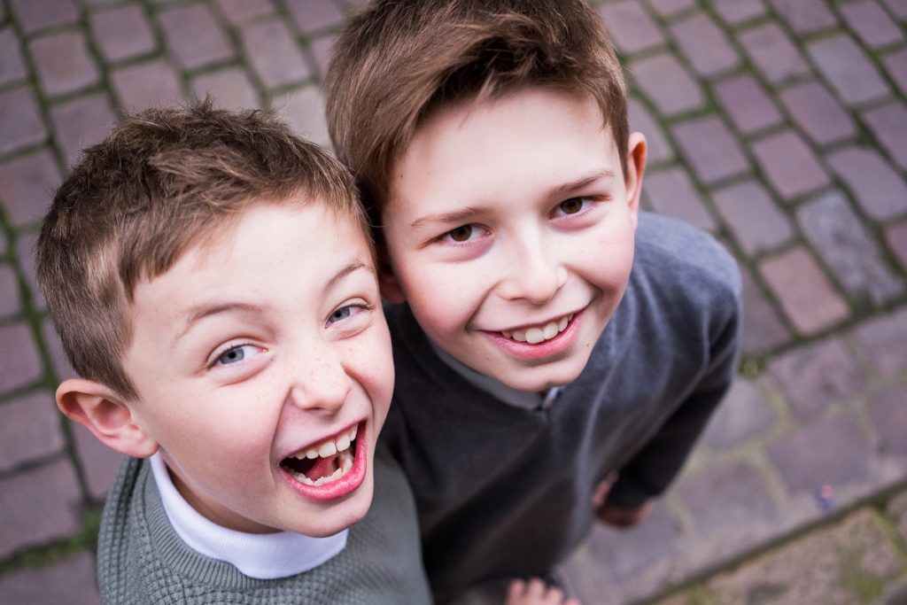 séance photo de deux frères de 8 ans et 11 ans