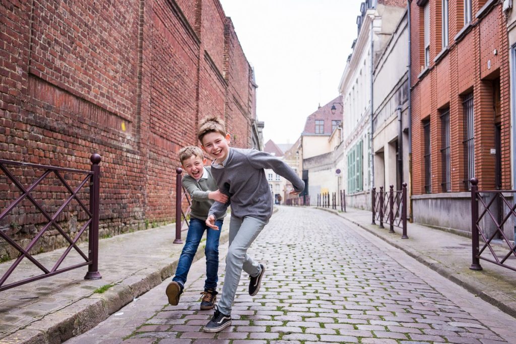 photographe spécialiste famille Lille deux frères qui courent