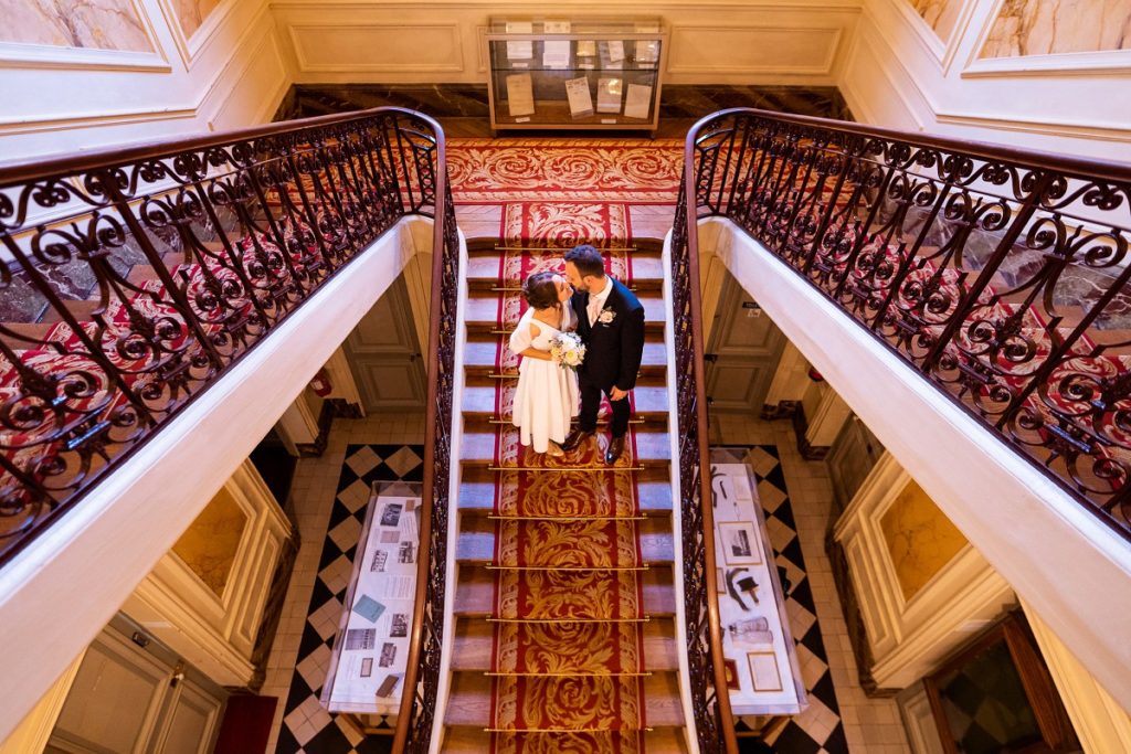 superbe photo de couple à la mairie de rueil-malmaison