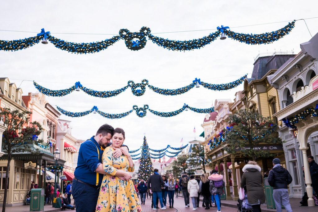 séance engagement à Disney photographe couple paris