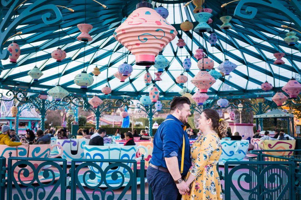 séance engagement à Disney land paris photographe couple