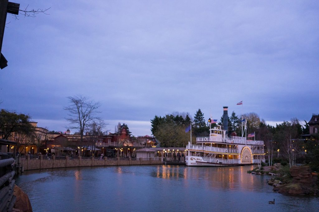 disneyland paris en hiver de nuit