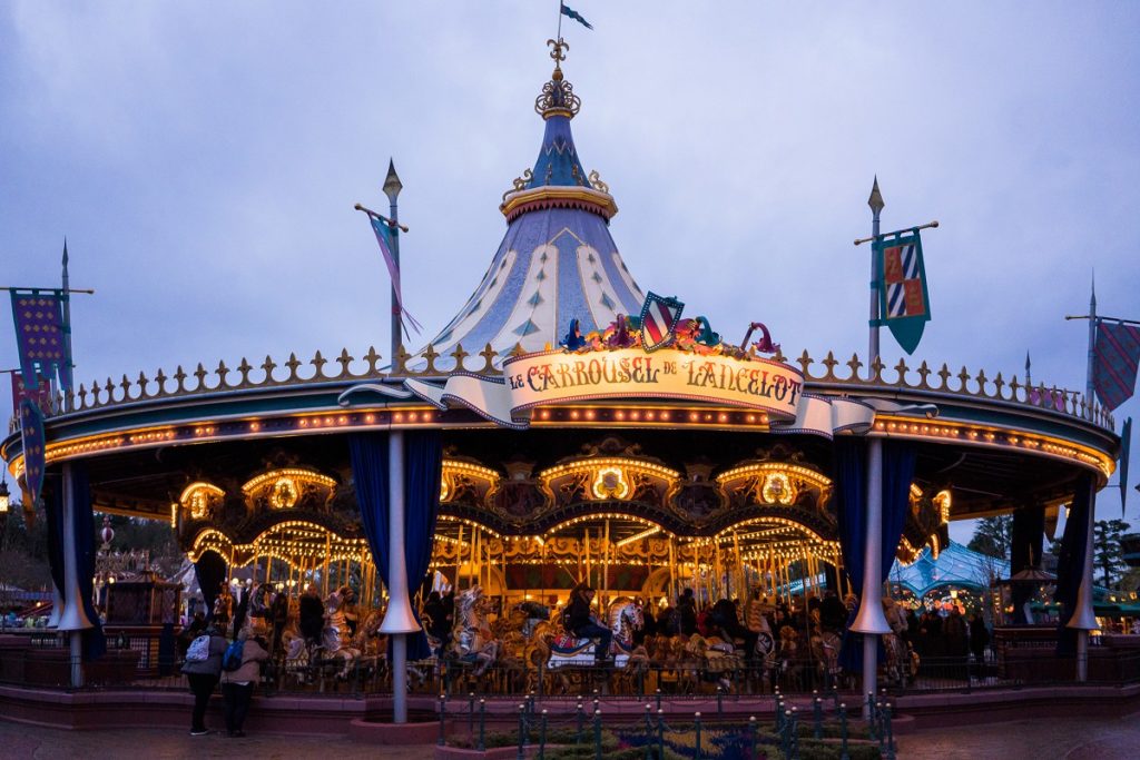 carrousel de disneyland paris de nuit