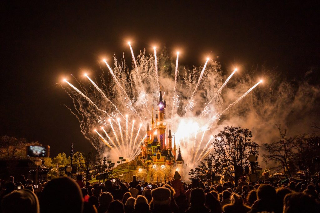 disneyland paris de nuit spectacle sons et lumières de clôture