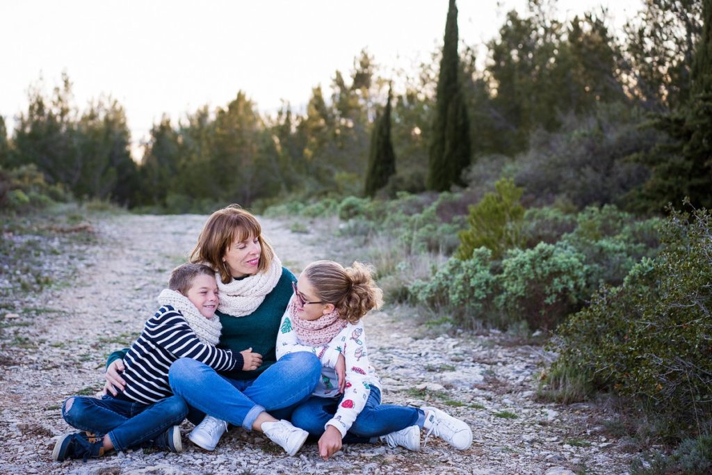 photographe de famille à Avignon maman et ses enfants magnifique