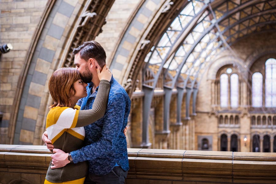 séance photo couple à londres dans le musée d'histoire naturelle