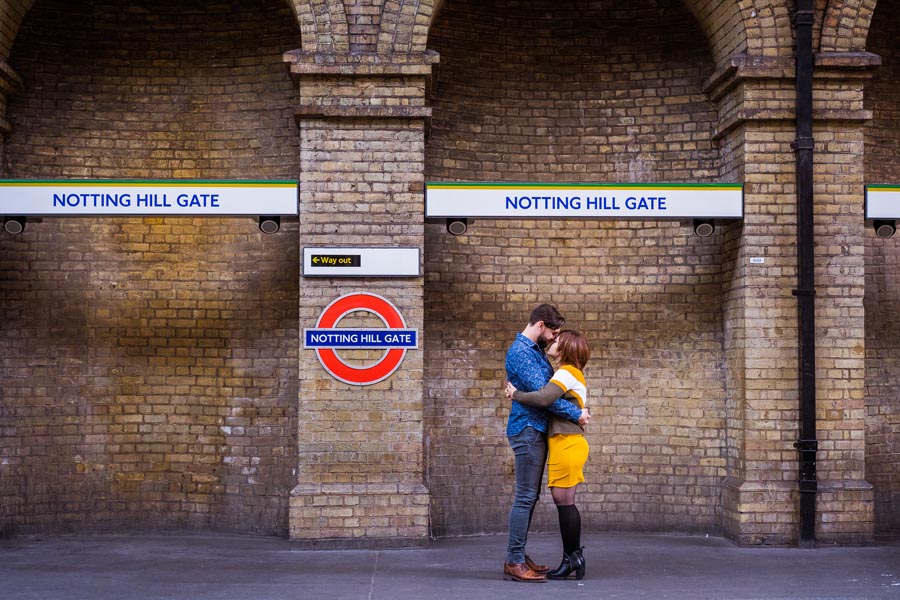 seance photo couple dans le métro de londres station notting hill