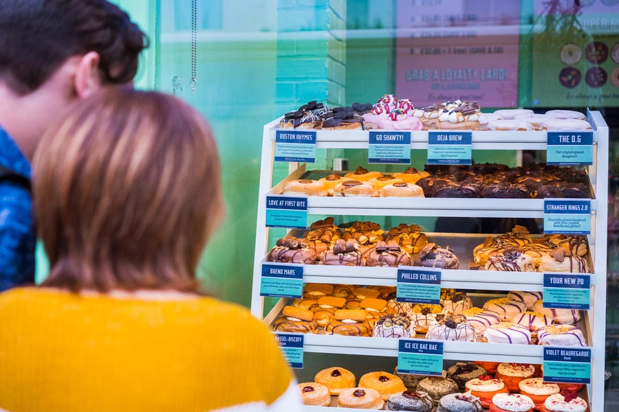 séance photo couple avec des donuts à londres