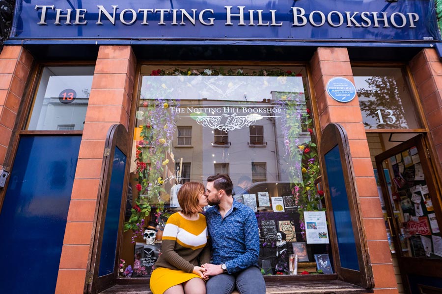 séance photo de couple devant la librairie la plus connue de notting hill suite à un film avec hugh grant et julia roberts