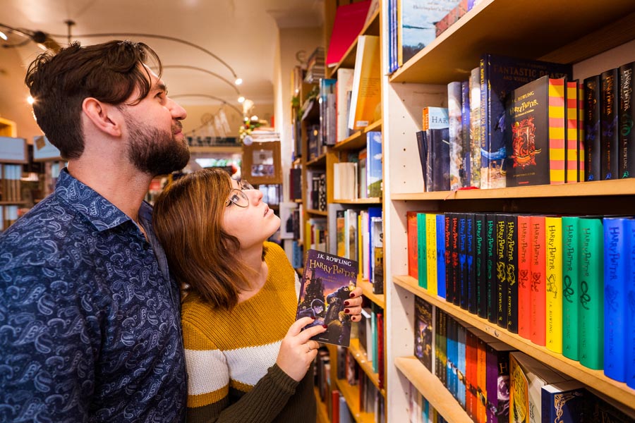 photo candide d'un couple dans la librairie du film coup de foudre à notting hill