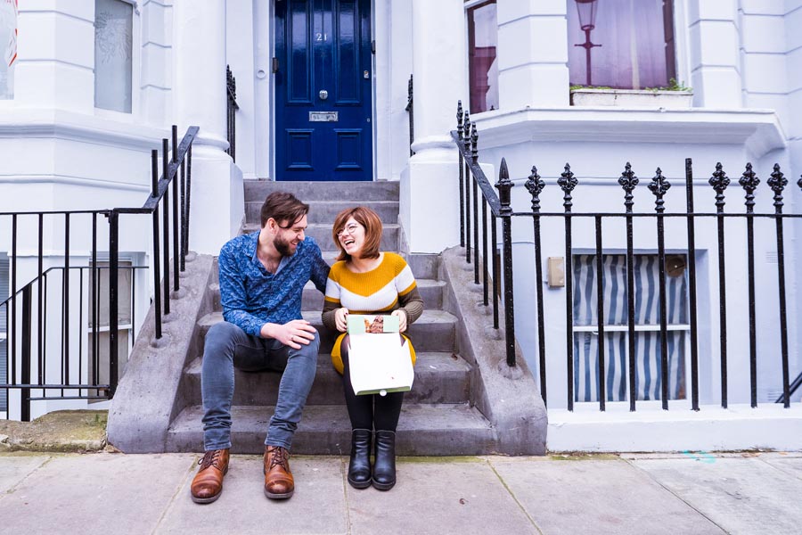 séance photo couple devant les maisons de notting hill