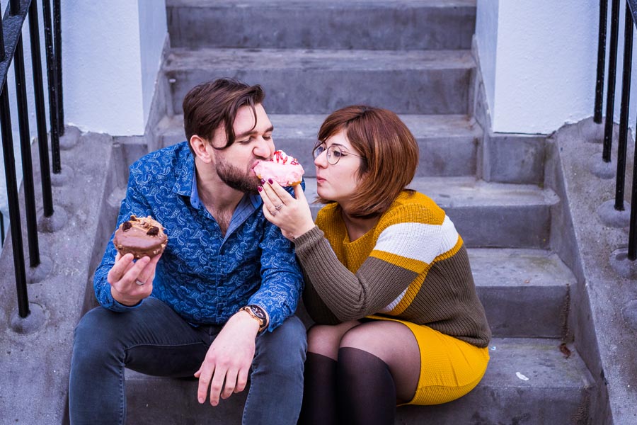 séance photo couple donuts à notting hill