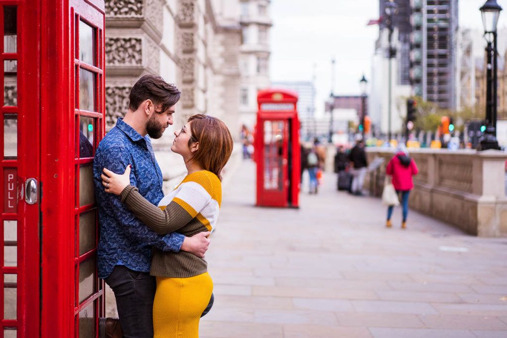 seance photo couple devant les cabines rouges à Londres