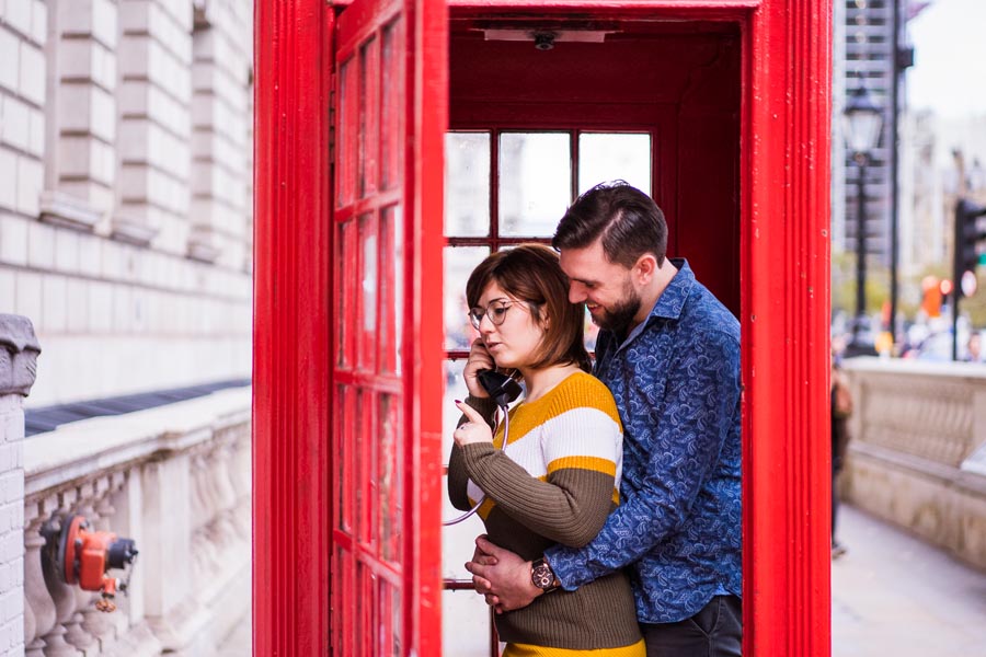 seance photo couple dans une cabine téléphonique rouge à londres