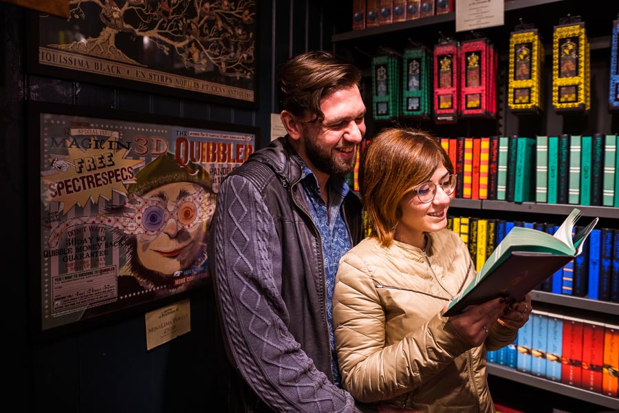 photo de couple devant les livres du magasin Harry Potter de Londres