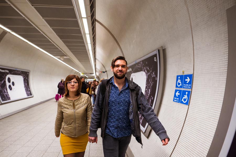 promenade en couple dans les rues de Londres via le métro